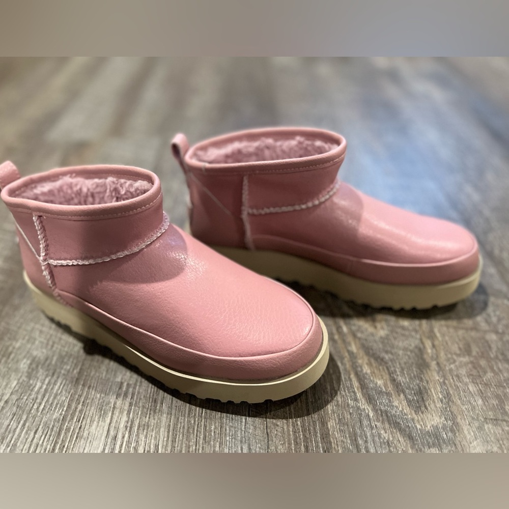 UGG women’s size 7 short classic